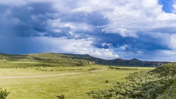 Amerika Birleşik Devletleri 'ndeki Colorado Ulusal Parkı vadisinde gökkuşağı bulutları.