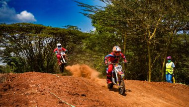 Ormanda motosikletli bir motorcu.