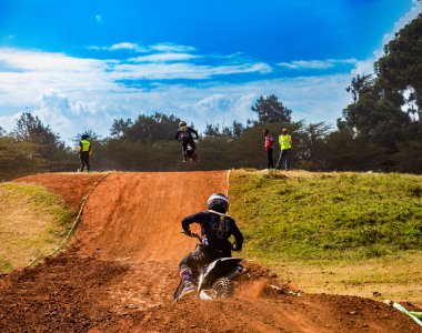 Ormandaki bir grup insan