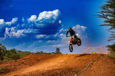 Motosiklet sürücüsü yolda