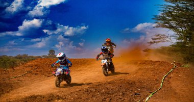 Motosiklet sürücüsü yolda