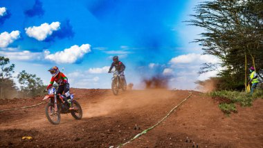 Dağlarda bir gurup insan.