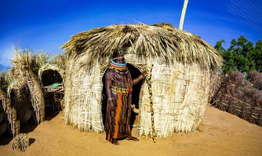 Tobong 'u Lore Evine Hoş Geldin Turkana Kültür Festivali Geleneksel Geleneksel Geleneksel Ekalees Merkezi Lodwar Town Barış Girişimi Kenya' nın Turkana bölgesinde her yıl düzenlenen Doğu Afrika yiyecek kıyafetleri başlık takıyor, müzik turizmi arasında barış dansı yapıyor