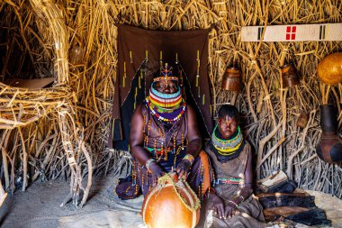 Tobong 'u Lore Evine Hoş Geldin Turkana Kültür Festivali Geleneksel Geleneksel Geleneksel Ekalees Merkezi Lodwar Town Barış Girişimi Kenya' nın Turkana bölgesinde her yıl düzenlenen Doğu Afrika yiyecek kıyafetleri başlık takıyor, müzik turizmi arasında barış dansı yapıyor