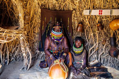 Tobong 'u Lore Evine Hoş Geldin Turkana Kültür Festivali Geleneksel Geleneksel Geleneksel Ekalees Merkezi Lodwar Town Barış Girişimi Kenya' nın Turkana bölgesinde her yıl düzenlenen Doğu Afrika yiyecek kıyafetleri başlık takıyor, müzik turizmi arasında barış dansı yapıyor