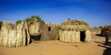 Tobong 'u Lore Evine Hoş Geldin Turkana Kültür Festivali Geleneksel Geleneksel Geleneksel Ekalees Merkezi Lodwar Town Barış Girişimi Kenya' nın Turkana bölgesinde her yıl düzenlenen Doğu Afrika yiyecek kıyafetleri başlık takıyor, müzik turizmi arasında barış dansı yapıyor