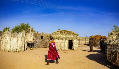 Tobong 'u Lore Evine Hoş Geldin Turkana Kültür Festivali Geleneksel Geleneksel Geleneksel Ekalees Merkezi Lodwar Town Barış Girişimi Kenya' nın Turkana bölgesinde her yıl düzenlenen Doğu Afrika yiyecek kıyafetleri başlık takıyor, müzik turizmi arasında barış dansı yapıyor