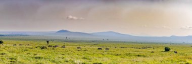 Arkaplanda dağların ve bulutların görüntüsü