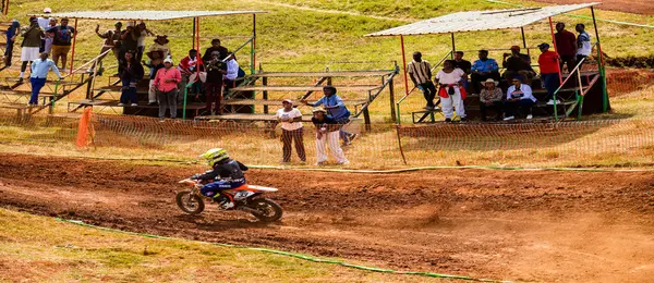 Motokros yarışında motosiklet sürücüsü