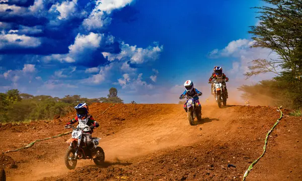 Motokros sürücüsü yolda.