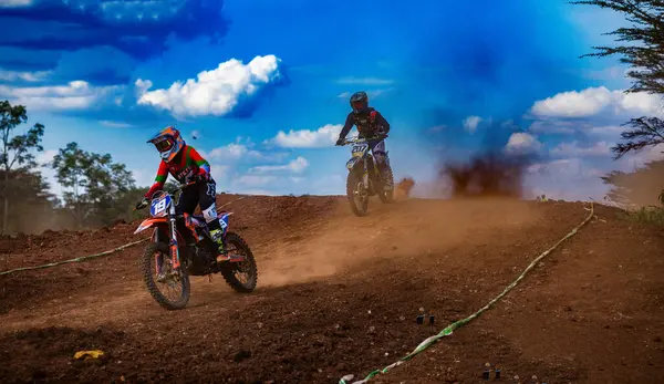 Motokros yarışçıları yarışta