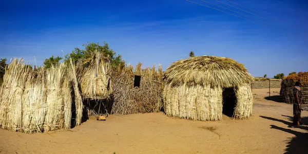 Tobong 'u Lore Evine Hoş Geldin Turkana Kültür Festivali Geleneksel Geleneksel Geleneksel Ekalees Merkezi Lodwar Town Barış Girişimi Kenya' nın Turkana bölgesinde her yıl düzenlenen Doğu Afrika yiyecek kıyafetleri başlık takıyor, müzik turizmi arasında barış dansı yapıyor