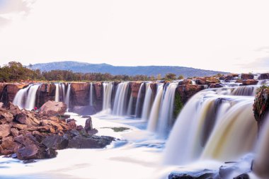 nehir üzerinde şelale