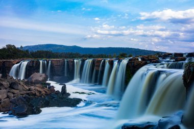 Dağlarda güzel bir şelale