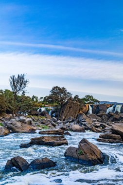 Dağlardaki nehrin güzel manzarası