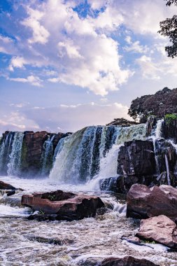Dağlarda güzel bir şelale
