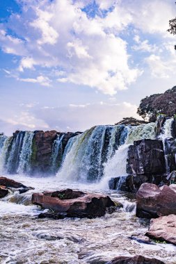 Dağlarda güzel bir şelale