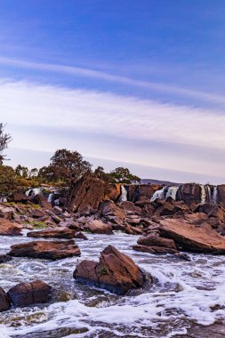 Dağlarda güzel bir şelale
