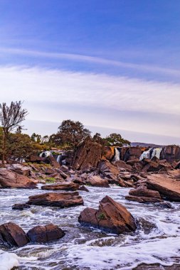Dağlarda güzel bir şelale