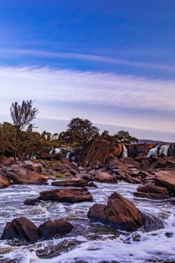 Parktaki nehrin güzel manzarası
