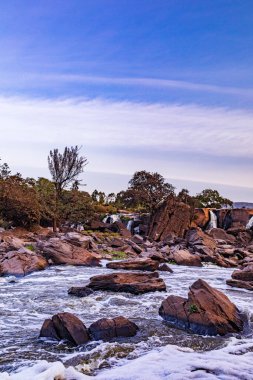Kayalıklardaki nehir.