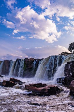 Dağlarda güzel bir şelale