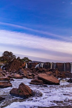 Dağlarda güzel bir şelale