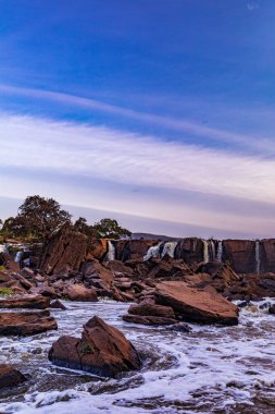 Dağlardaki nehrin güzel manzarası