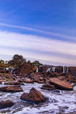 Dağlardaki nehrin güzel manzarası