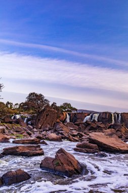 Parktaki güzel şelale