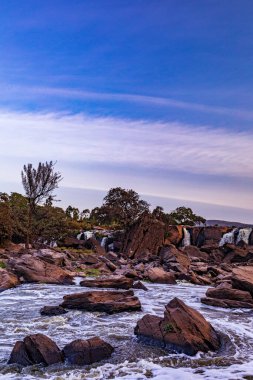 Dağlardaki nehrin güzel manzarası