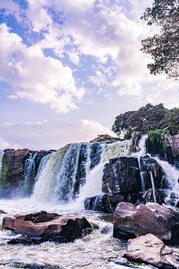 Dağlarda güzel bir şelale