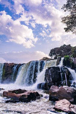 Gün batımında güzel bir şelalede şelale