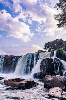 Dağlardaki şelalenin güzel manzarası