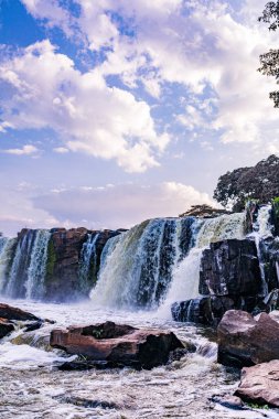 Ormanda güzel bir şelale