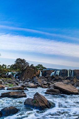 Şelalesi olan güzel bir manzara