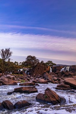 Dağlarda güzel bir nehir manzarası.