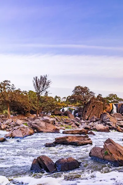 Sidney, Avustralya 'nın güneyinde kayalık bir sahil.