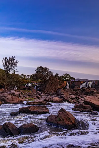 Deniz kıyısının güzel manzarası
