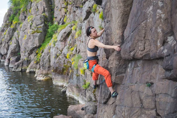 Dívka Zabývá Lezení Skalách Vody Horolezec Překonává Obtížnou Cestu Sport — Stock fotografie