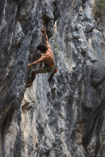 Rock Climber Climbs Rock Strong Man Overcomes Difficult Route Relaxation — Stockfoto