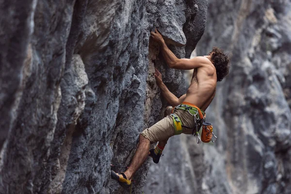Rock Climber Climbs Rock Strong Man Overcomes Difficult Route Relaxation — ストック写真