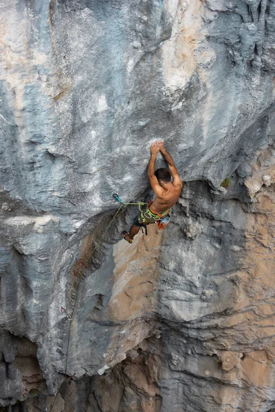 Strong Man Climbs Rock Strong Muscles Endurance Strength Training Man — Stockfoto