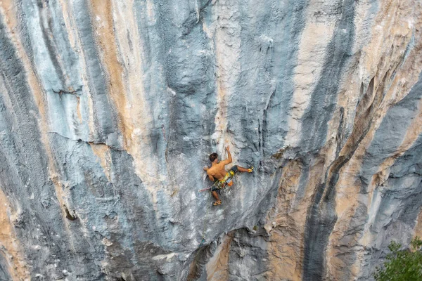 Rock Climber Climbs Rock Strong Man Overcomes Difficult Route Relaxation — Fotografia de Stock