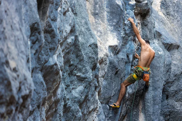 Extrémní Sport Silný Muž Šplhá Skálu Horolezec Leze Obtížnou Cestou — Stock fotografie