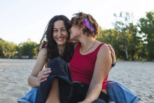 ビーチでレズビアンカップル 2人の女の子の肖像画 Lbtコミュニティ 2人の女性の関係 笑顔の女の子 — ストック写真