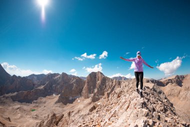 Dağcı bir dağ yamacına gider. Sırt çantalı bir kız dağcılıkla meşgul. Dağlarda yürüyüş.