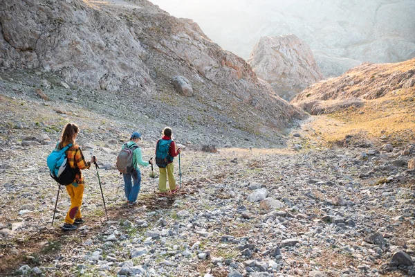 Três Turistas Com Mochilas Nas Montanhas Turistas Viajam Pelas Montanhas — Fotografia de Stock