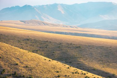 Aladaglar Ulusal Parkı. Bulutlu dağ manzarası. Buzul dağları, tepeler. Seyahatleri aktarın. Aladaghlar 'a gidiyorum. Türkiye