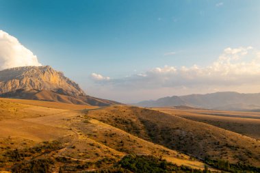 Aladaglar Ulusal Parkı. Bulutlu dağ manzarası. Buzul dağları, tepeler. Seyahatleri aktarın. Aladaghlar 'a gidiyorum. Türkiye
